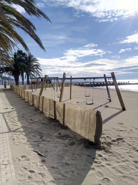 Retirada de elementos y posterior colocación de las telas en las playas 