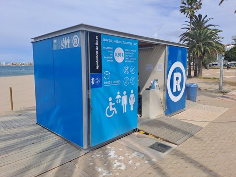 Se ponen en marcha los servicios higiénicos de las playas de Roses