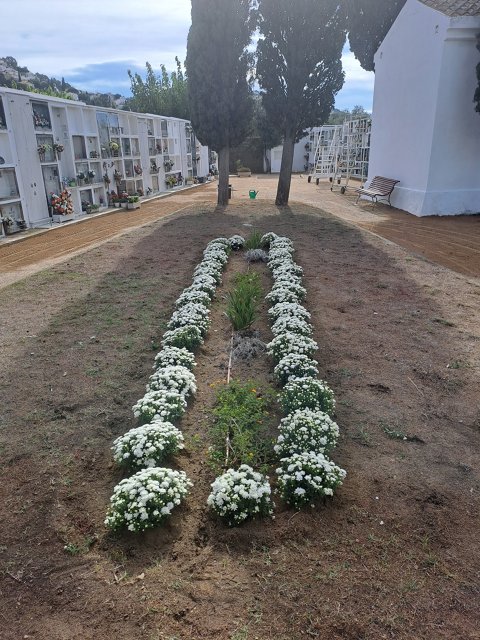 El cementiri es posa a punt per celebrar Tots Sants