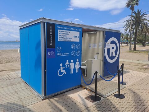 En funcionamiento los servicios higiénicos de las playas de Roses