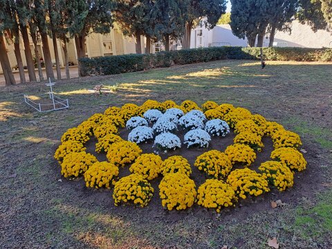 Ornamentaciones florales en el cementerio de Roses para celebrar Todos los Santos