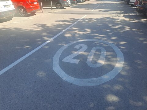 Repintat de la senyalització horitzontal en diversos carrers de Roses durant la primavera de 2026