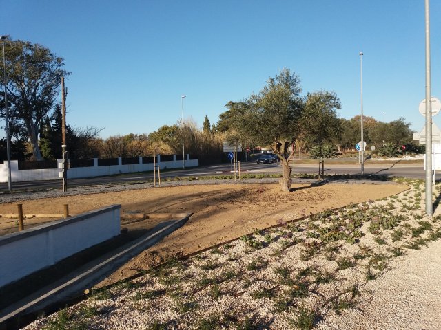 Ajardinado espacio verde al lado antiguo camping Bahia