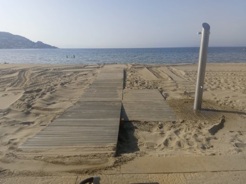 Instalación pasarelas playas y nuevas duchas y lavapiés