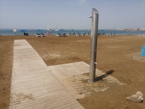 Montaje de varias instalaciones para la temporada estival en las playas