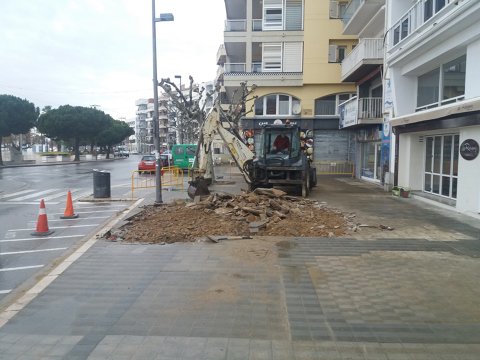 Remodelación de un tramo de acera de la plaza Catalunya