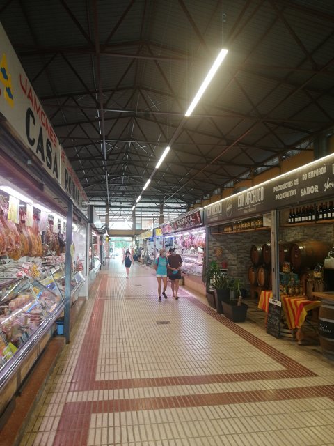 Substitució de l'enllumenat interior del mercat municipal
