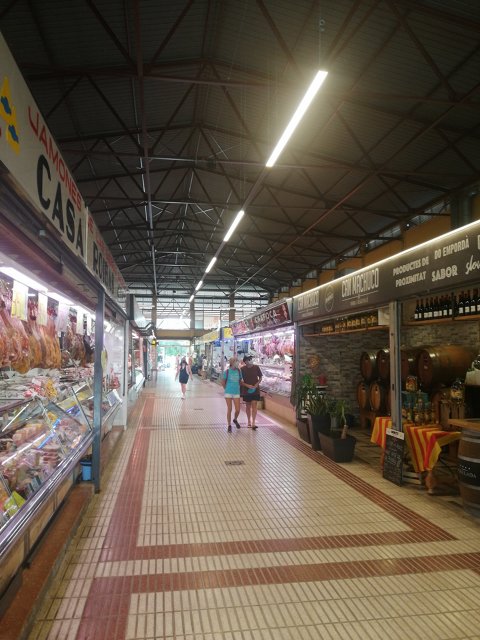 Substitución del alumbrado interior del mercado municipal