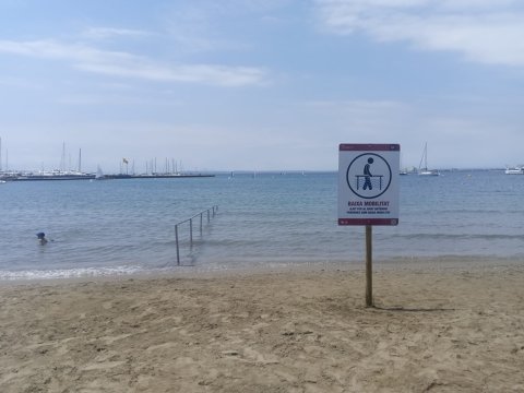 Instalada la señalización, pasarelas y barandilla de acceso a las playas de Roses