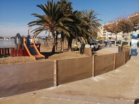 Colocación de telas en las playas 