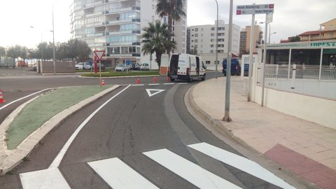 Tareas de mantenimiento de la señalización vial en distintos puntos del municipio