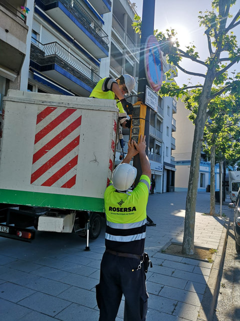 Instal·lación de dos cuadros eléctricos para la connexión de dos máquinas de ozono de desinfección de taxis