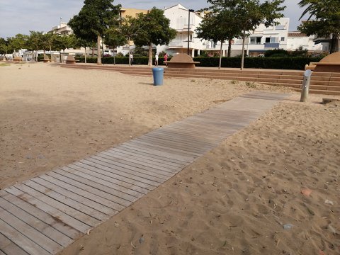 Instalación de las pasarelas de les playas