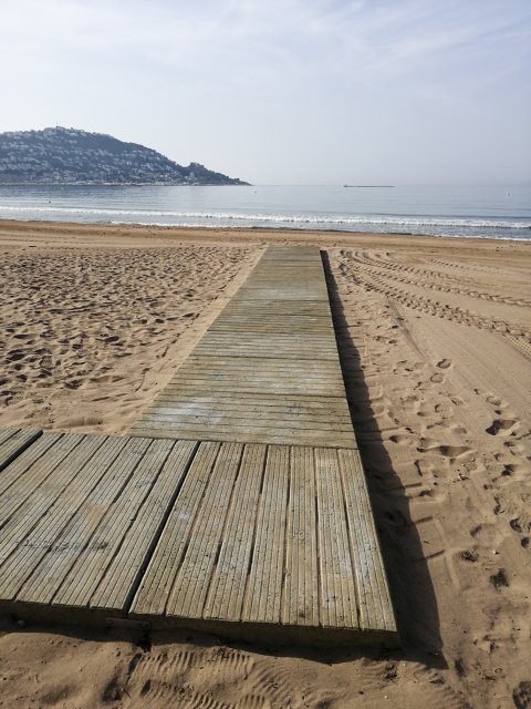 Instal·lades les passeres de fusta a les platges de Roses i prova pilot amb 2 passeres de formigó