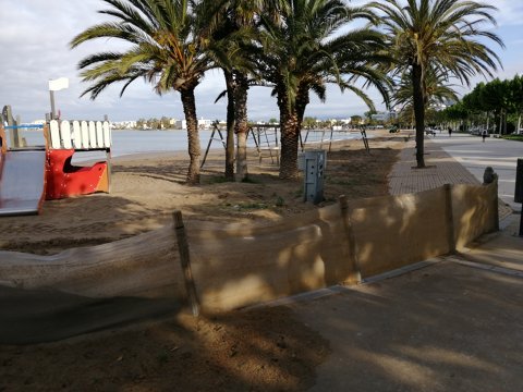 Retirada de las telas de las playas