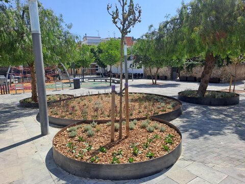 La rambla Riera Ginjolers incorpora noves jardineres per potenciar l’àrea de descans del costat del safareig