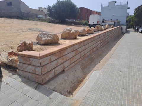 Execució d'un mur de contenció al terreny municipal de la Riera Ginjolers cantonada amb carrer Roger de Llúria