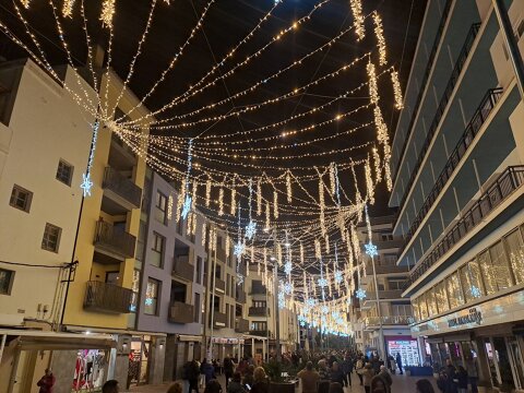 El 28 de novembre Roses posa llum al Nadal amb una decoració plena de sorpreses